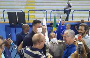 Ronaldo compareceu à votação da venda da SAF do Cruzeiro no Barro Preto e foi muito assediado por conselheiros do clube