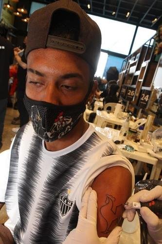 Em evento na Arena MRV, torcedores do Atltico ganharam tatuagens em comemorao ao bicampeonato brasileiro 