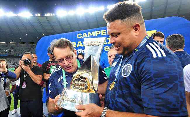 Pedrinho e Ronaldo seguram taa do Cruzeiro de campeo da Srie B em 2022