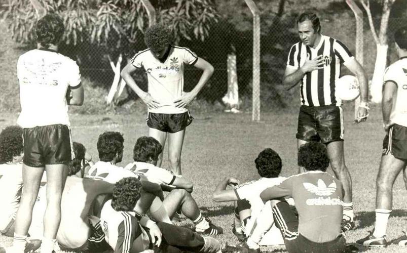 Procpio dirigiu o Atltico em 328 partidas, num total de seis passagens. Os perodos foram 1979/1981, 1984/1985, 1992, 1995/1996, 2003 e 2004/2005. Sob o comando dele, o Galo foi campeo da Copa Conmebol de 1992. Ele levantou a taa nos Mineiros de 1978, 1979 e 1980. Na foto, Procpio conversa com jogadores do clube em 1984.