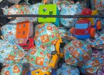 Torcedores que participaram da Caravana do Cruzeiro em Machado, que ocorreu na última sexta-feira (14/10), fizeram doações de brinquedos
