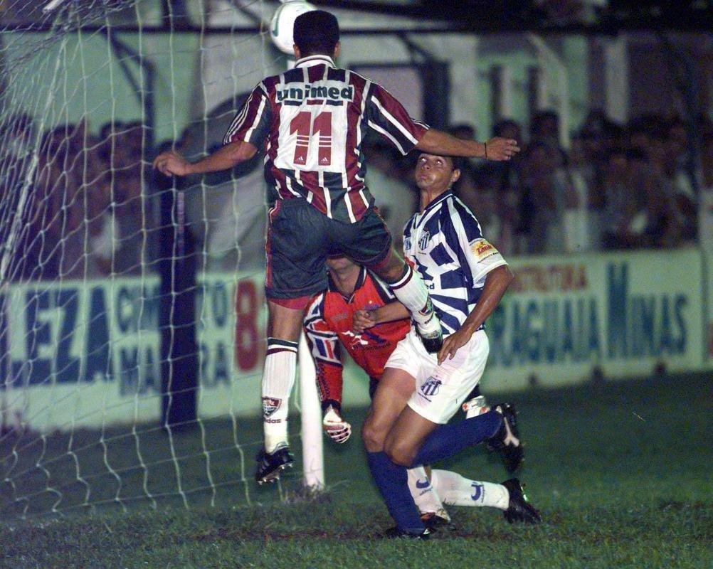 2000 - Na primeira fase em 2000, a URT enfrentou o Fluminense. No primeiro jogo, em Patos de Minas, empate por 1 a 1. Na volta, no Maracan, vitria do Tricolor por 2 a 0 e classificao.