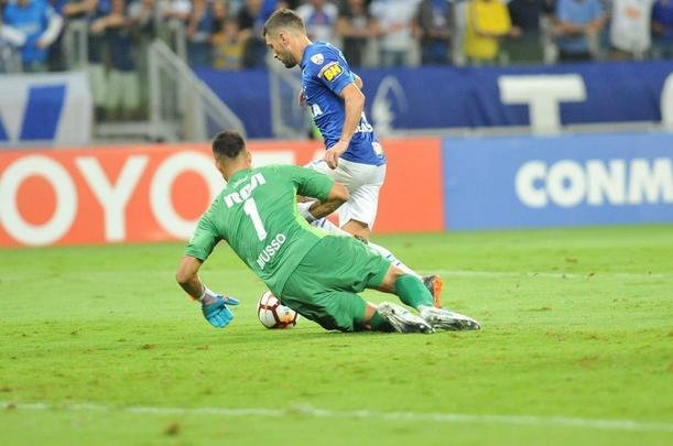 Arrascaeta perdeu incrvel no primeiro tempo: sozinho, ele perdeu a bola para o goleiro Musso