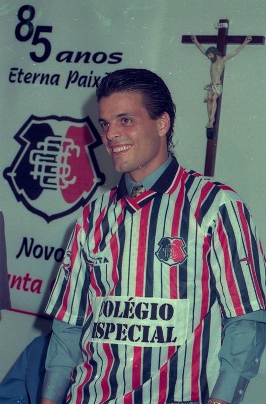 Paulinho Mclaren veste a camisa tricolor em listras verticais fornecida pela Finta, em 1999