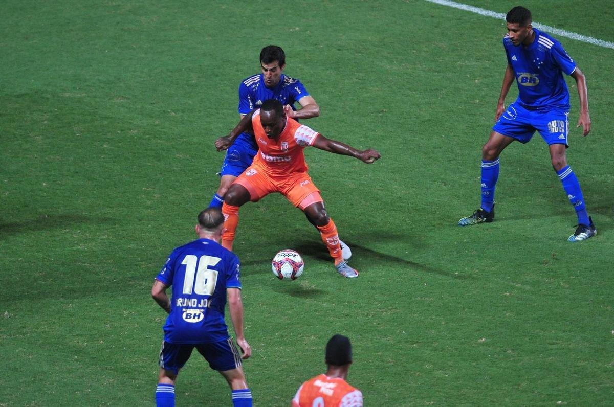 Fotos de Coimbra x Cruzeiro, no Independncia, pela 8 rodada do Mineiro. William Pottker e Felipe Augusto fizeram os gols da vitria celeste por 2 a 0.