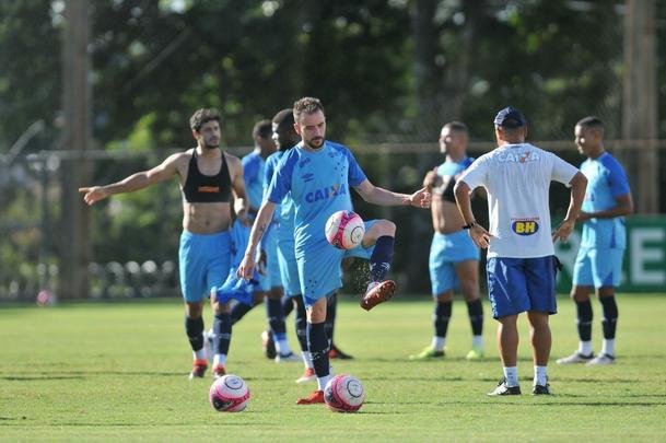 Cruzeiro se reapresentou aps estreia na Copa Libertadores e iniciou sua preparao para o clssico de domingo, s 11h, no Independncia, contra o Atltico, pela nona rodada do Mineiro. As novidades foram as presenas do atacante Sass e do zagueiro Cac, da base. Fred foi vetado devido a um estiramento na panturrilha direita. 