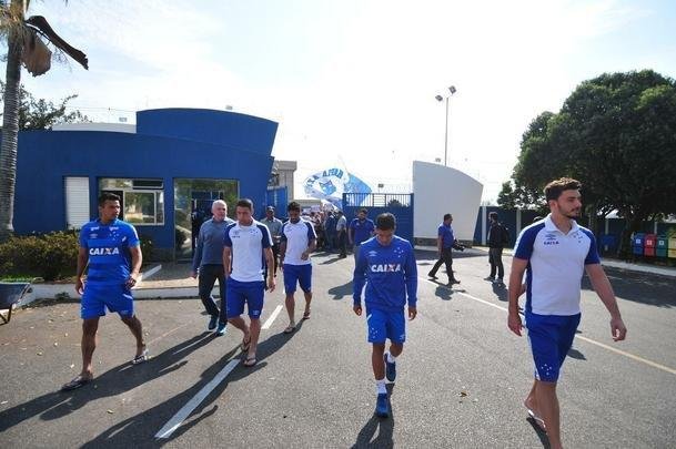 Antes do ltimo treinamento visando ao jogo contra o Grmio, os jogadores do Cruzeiro receberam apoio de torcedores na porta da Toca da Raposa II. O capito Henrique foi o porta-voz do elenco com os cruzeirenses. Alm dele, participaram da reunio o zagueiro Leo, o goleiro Rafael, o meia Robinho, o volante Lucas Romero e o meia Thiago Neves.