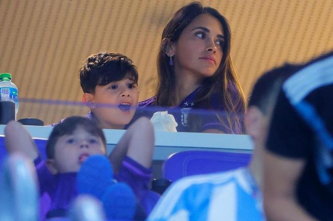 Familiares de Messi em camarote do Estdio 974, de Doha, durante jogo entre Argentina e Polnia pelo Grupo C da Copa do Mundo. Nas fotos aparecem o pai Jorge Messi, a esposa Antonela Roccuzzo e os filhos Ciro, Thiago e Matteo