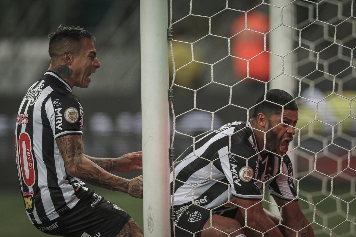 Hulk empatou novamente o jogo para o Atltico: 2 a 2