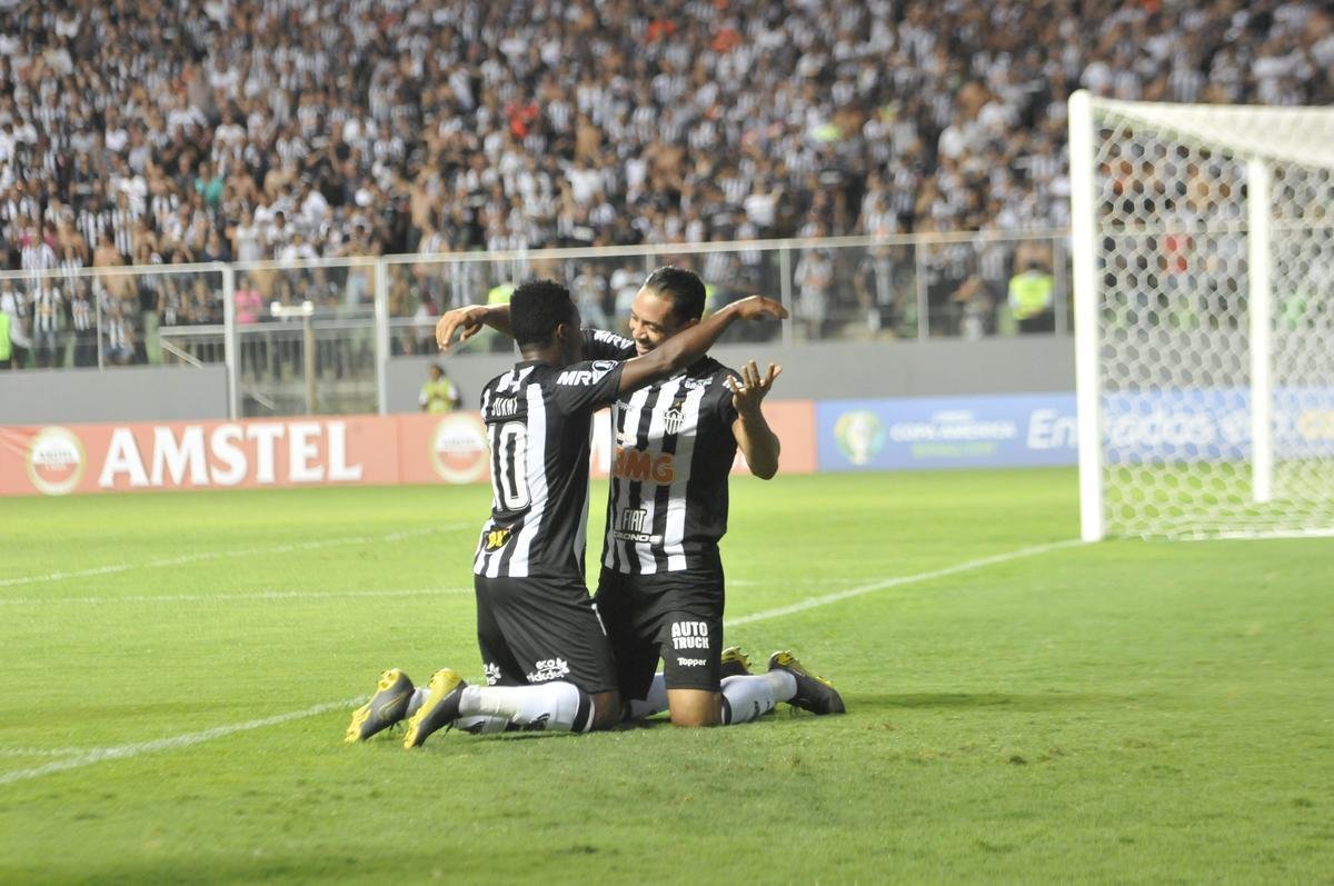 No primeiro tempo, Atltico abriu 3 a 1 no placar, com gols de Luan e Ricardo Oliveira (2)