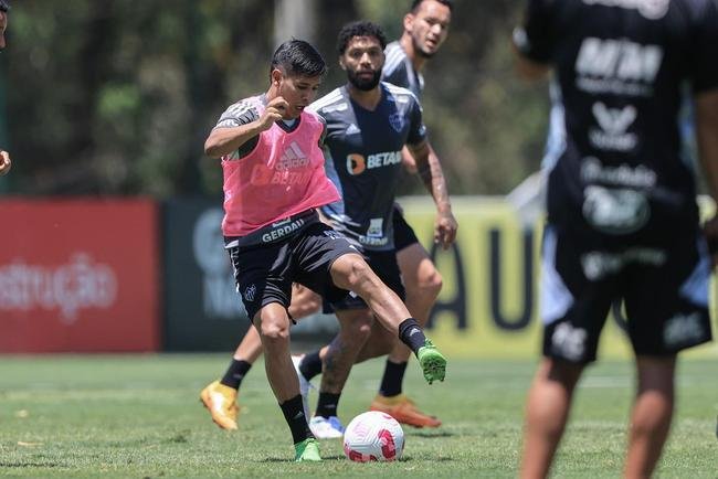 Fotos do treino do Atltico nesta quarta-feira (12/10), na Cidade do Galo. Em recuperao de um incmodo na panturrilha esquerda, Hulk fez funcional no campo e ainda  dvida para o confronto contra o Flamengo, no sbado, s 20h30, no Maracan, pelo Brasileiro