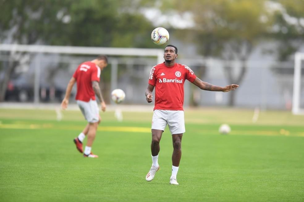 Edenlson - Pea fundamental do time, volante de 30 anos vai desfalcar o Internacional contra o Atltico por ter contrado COVID-19.