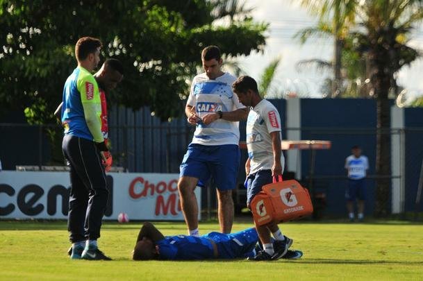 Sem Thiago Neves, que est com desgaste na panturrilha, Mano Menezes escalou o time titular do Cruzeiro no coletivo com Fbio; Lucas Romero, Leo, Murilo e Egdio; Henrique e Ariel Cabral; Robinho, Arrascaeta e Rafinha; Fred. Os reservas atuaram com Rafael; Arthur, Digo, Manoel e Marcelo Hermes; Lucas Silva, Nonoca e Bruno Silva; Rafael Marques, Rafael Sobis e Judivan