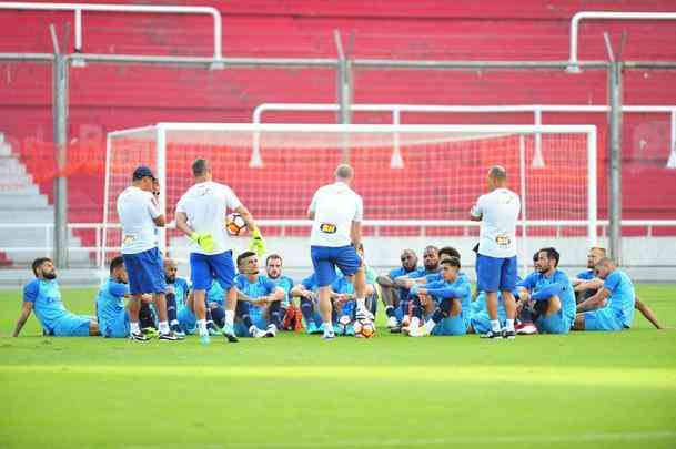 Fotos do treino do Cruzeiro no estdio Libertadores de Amrica, casa do Independiente, em Avellaneda. Time celeste fechou preparao para o jogo contra o Racing, s 21h30 desta tera-feira, no El Cilindro, pela primeira rodada do Grupo 5 da Copa Libertadores (Ramon Lisboa/EM D.A Press)