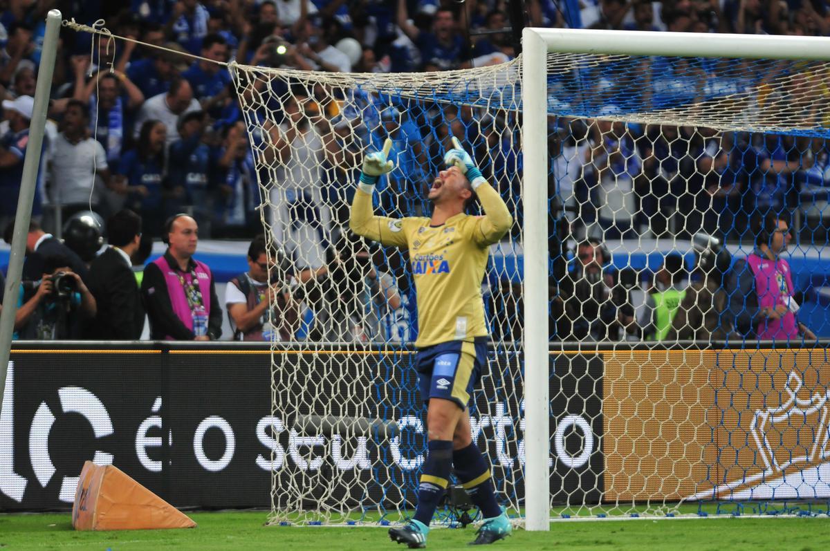 Fbio  o jogador que mais vestiu a camisa do Cruzeiro nestes cem anos. Foram 916 jogos. dolo histrico do clube, ele conquistou dois Campeonatos Brasileiros  (2013 e 2014); trs Copas do Brasil (2000, 2017 e 2018); e sete Campeonatos Mineiros (2006, 2008, 2009, 2011, 2014, 2018 e 2019).