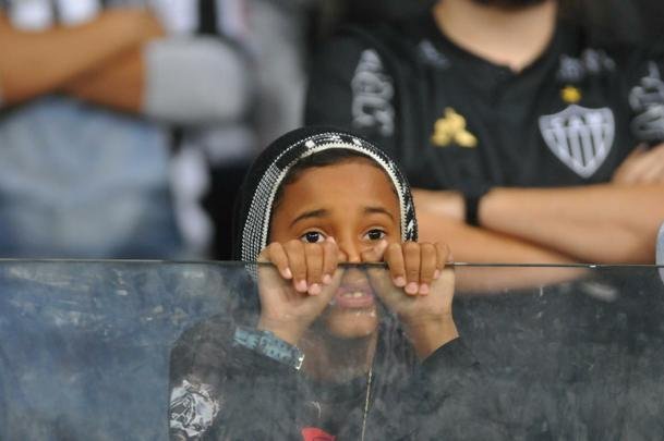 Fotos de tristeza e decepo dos torcedores atleticanos com a eliminao da Copa Sul-Americana para o Coln, no Mineiro. Galo perdeu nos pnaltis por 4 a 3