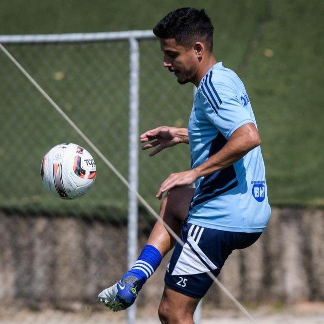 Fotos do treino do Cruzeiro nesta quinta-feira (4), na Toca da Raposa II, em Belo Horizonte. Time celeste enfrentar o Tombense no sbado, s 19h, no Mineiro, pela Srie B.