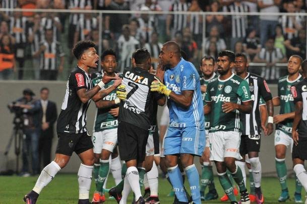 Imagens da confuso entre Leandro Donizete e Gabriel Jesus no Horto