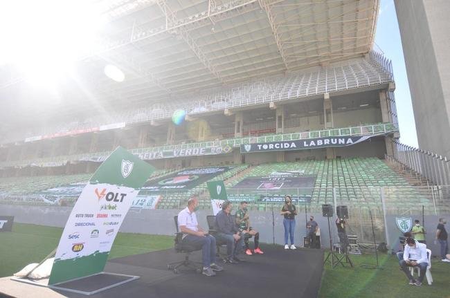 Mauro Zrate, atacante argentino de 34 anos, foi apresentado oficialmente pelo Amrica na tarde desta sexta-feira (3), no Estdio Independncia, em Belo Horizonte. Experiente, o atleta tem passagens por clubes como Fiorentina, Lazio e Inter de Milo, da Itlia, e tambm por Vlez Sarsfield e Boca Juniors, da Argentina.