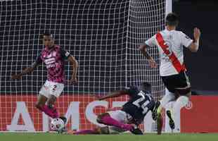 Com 25 casos simultneos de COVID-19, River Plate enfrentou Independiente Santa Fe-COL com apenas 11 jogadores disponveis e com o volante Enzo Prez improvisado como goleiro.