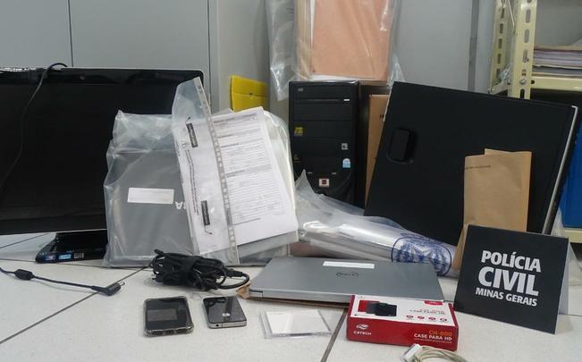 A Polícia Civil de Minas Gerais divulgou fotos da operação Primeiro Tempo, que cumpriu 16 mandados de busca e apreensão na sede do Cruzeiro, nas Tocas da Raposa I e II, na casa de dirigentes do clube e de empresários que têm negociações suspeitas com a atual gestão. Cerca de 100 policiais civis estiveram na operação.