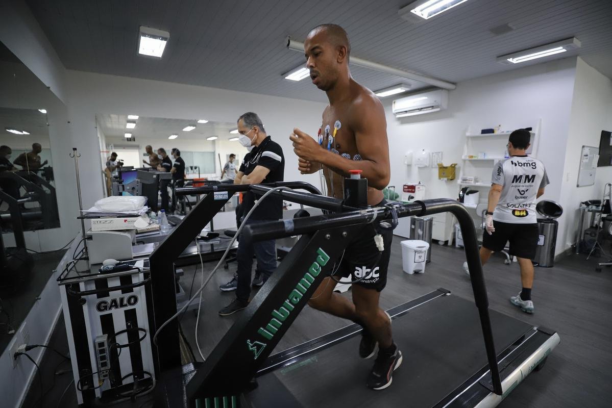 Nesta tera-feira (18), o Atltico realizou o segundo dia de trabalhos na pr-temporada 2022. Novamente com trabalhos fsicos, os atletas fizeram atividades na academia e tambm de corrida nos campos da Cidade do Galo, em Vespasiano. Ausncia, o atacante Jefferson Savarino busca solucionar burocracias para retornar da Venezuela e se juntar ao grupo alvinegro.