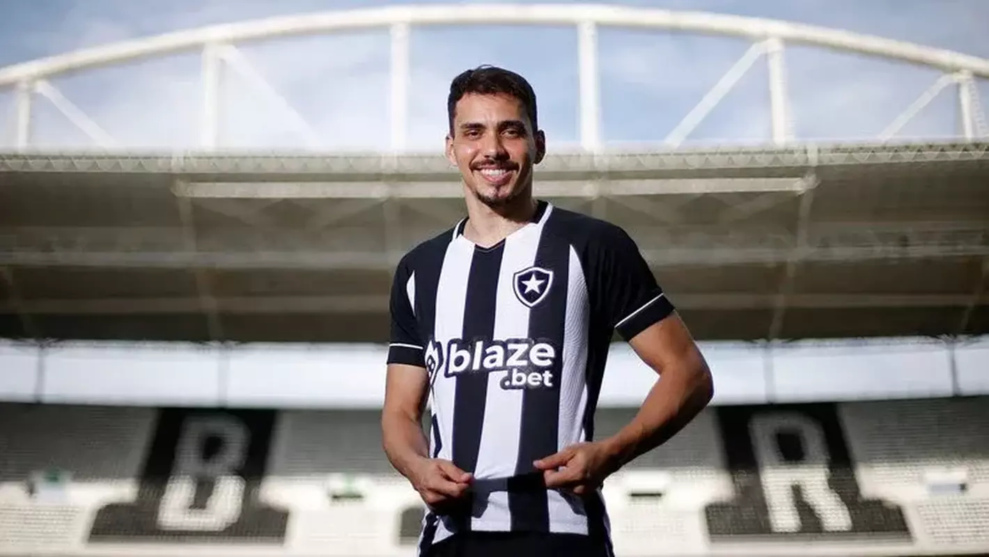 Botafogo contratou o meia Carlos Eduardo