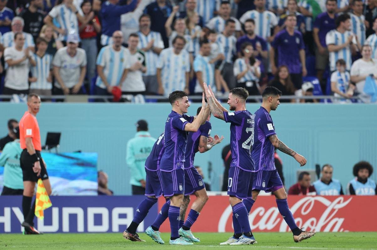 Julin lvarez marcou o segundo gol da Argentina sobre a Polnia no Estdio 974, em duelo pelo Grupo C da Copa do Mundo