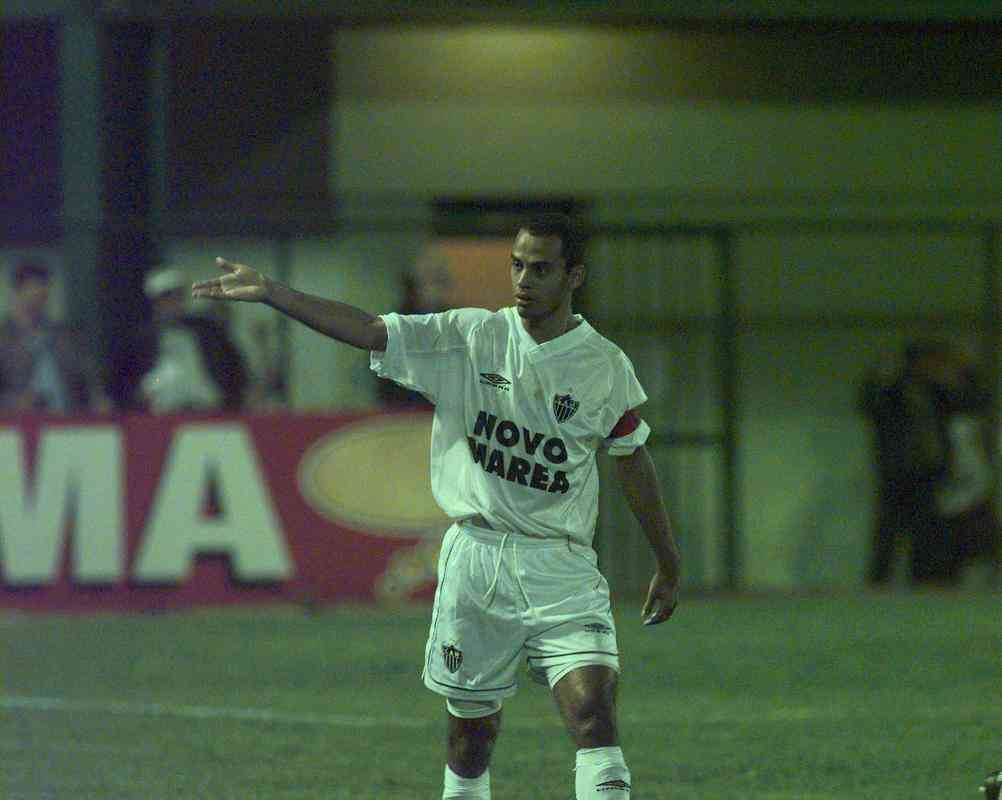Campeonato Brasileiro de 2001 - No primeiro clssico pelo Campeonato Brasileiro no sculo, o Galo levou a melhor. O gol da vitria por 1 a 0 foi de Marques, em chute de fora da rea no Independncia.