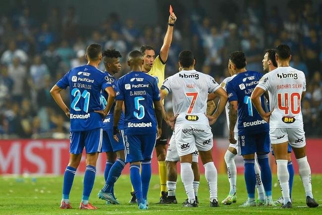 Sebastin Rodrguez empatou o jogo para o Emelec em cobrana de pnalti: 1 a 1