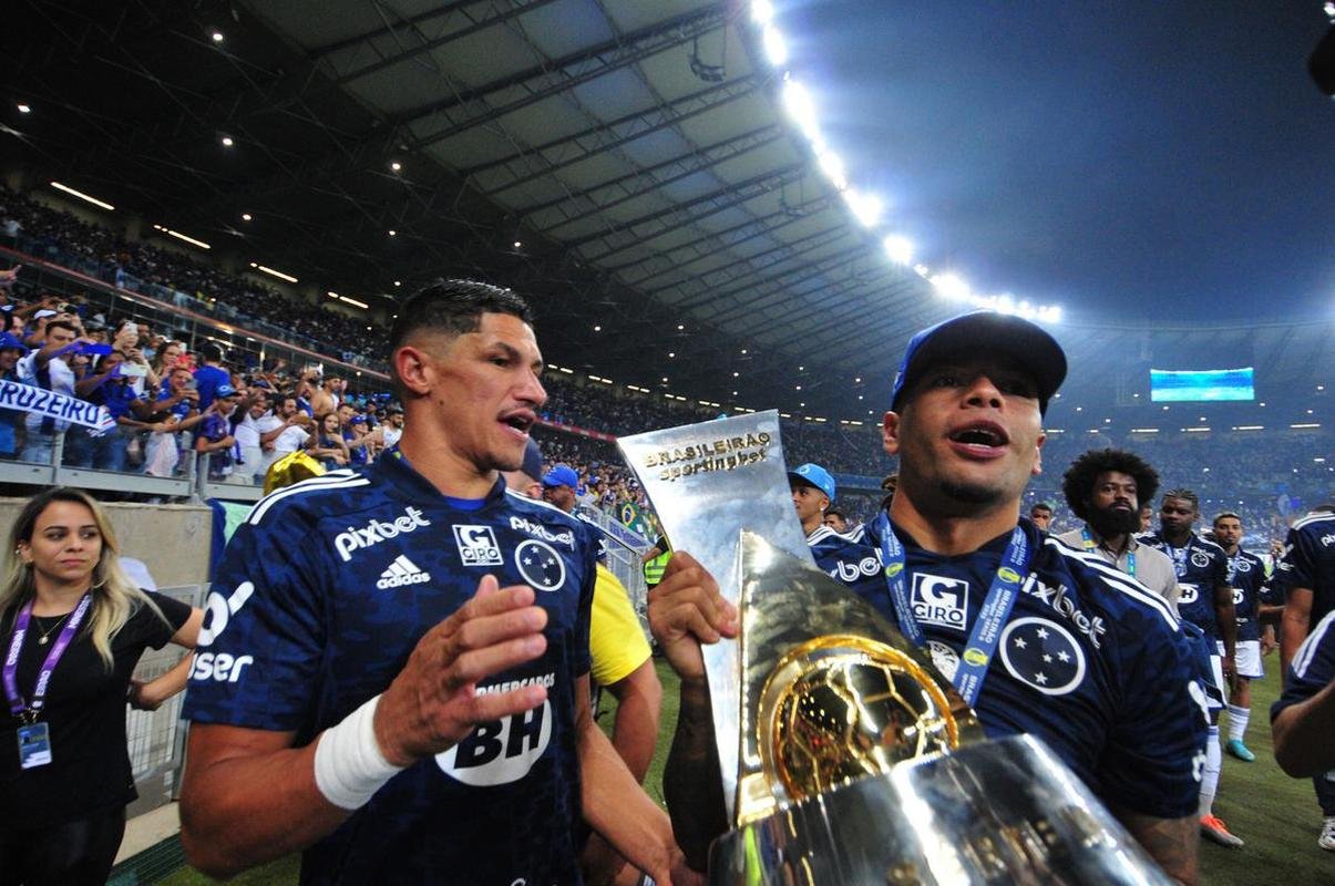 Cruzeiro levanta a taa da Srie B e faz festa no Mineiro