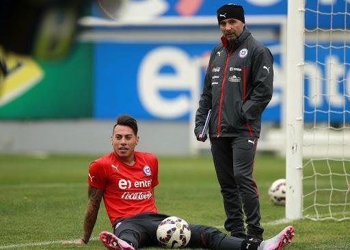 Eduardo Vargas é um dos grandes ídolos da Seleção Chilena. Em 92 partidas, marcou 38 gols. Na geração mais vitoriosa do país, foi comandado por Jorge Sampaoli entre 2012 e 2016. No período, foi campeão da Copa América de 2015 e artilheiro da competição, com dois gols - empatado com Guerrero. Na Copa do Mundo de 2014, Vargas se destacou ao marcar diante da Seleção Espanhola, em vitória chilena por 2 a 0, na primeira fase da competição.