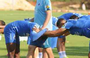 Cruzeiro fez nesta segunda-feira  tarde, na Toca da Raposa II, o ltimo treino em Belo Horizonte antes da partida contra o Internacional, quarta, no Beira-Rio, pela semifinal da Copa do Brasil. O tcnico Rogrio Ceni deve escalar Fbio; Edilson, Ded, Fabrcio Bruno (Leo) e Egdio (Dod); Henrique e Robinho; Marquinhos Gabriel; Thiago Neves e David; Pedro Rocha. Servindo  Seleo Colombiana, Orejuela est fora do jogo.