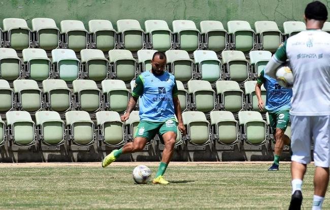 Dos dias 26 a 28 de janeiro, o Amrica realizou atividades totalmente voltadas ao confronto contra o Ava, pela 38 rodada da Srie B do Campeonato Brasileiro. Nesta sexta-feira (29), s 21h30, Coelho e Leo da Ilha se enfrentam no Independncia, em Belo Horizonte. A partida pode selar um indito tricampeonato do Amrica, que se isolaria como maior vencedor da competio. Alm disso, o elenco almeja a conquista para coroar uma temporada histrica, em que o clube foi semifinalista da Copa do Brasil.