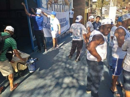 Fotos do protesto da torcida organizada Máfia Azul em frente à sede administrativa do Cruzeiro
