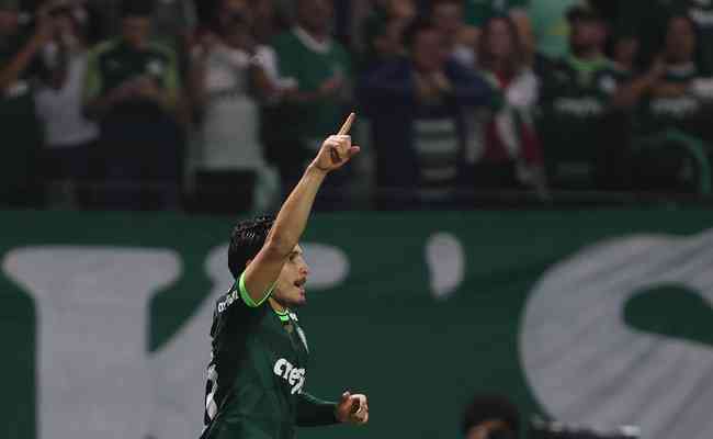 Raphael Veiga comemora o primeiro gol do Palmeiras contra o Grmio
