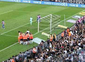 Corinthians agora torce contra o Santos para manter a ponta de cima da tabela do Brasileiro
