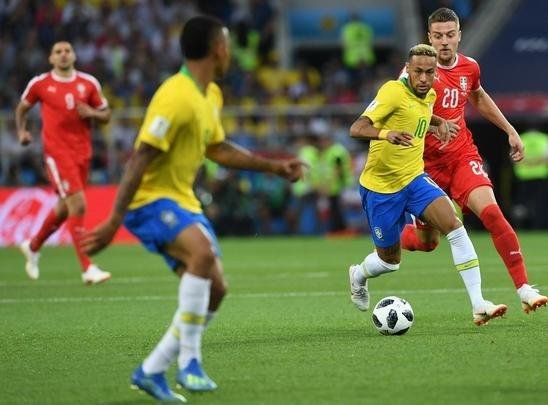 Poucas quedas, assistência e 'ousadia': a atuação de Neymar contra a Sérvia