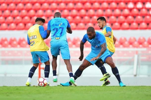 Fotos do treino do Cruzeiro no estdio Libertadores de Amrica, casa do Independiente, em Avellaneda. Time celeste fechou preparao para o jogo contra o Racing, s 21h30 desta tera-feira, no El Cilindro, pela primeira rodada do Grupo 5 da Copa Libertadores (Ramon Lisboa/EM D.A Press)