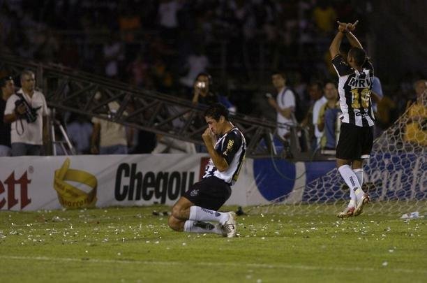 As duas equipes iniciavam a deciso do ttulo mineiro sob certo equilbrio %u2013 a Raposa tinha a vantagem de igualdade em pontos e saldo de gols. O primeiro tempo terminou sem gols, e o Galo, do tcnico Levir Culpi, abriu o placar com der Lus no primeiro minuto da etapa final. Danilinho fez o segundo aos 36min, e Marcinho, o terceiro, aos 46min. Enquanto o goleiro Fbio ainda reclamava de irregularidade nesse gol, de costas para o campo, Vanderlei fechou o placar, praticamente garantindo o ttulo.