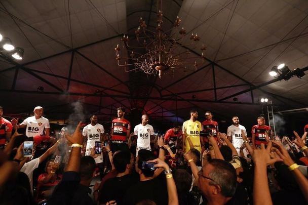 Festa de lançamento dos novos uniformes contou com a presença de jogadores e show de Paralamas de Sucesso