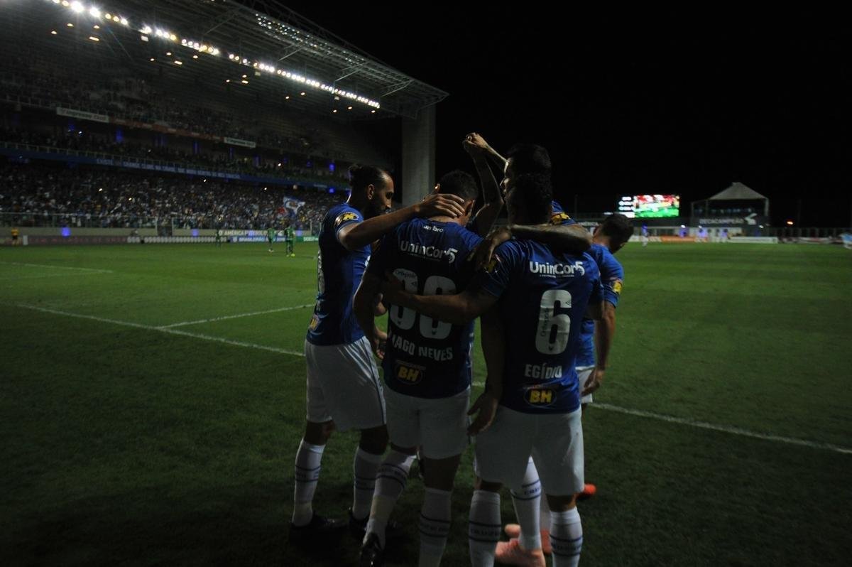 Com gols de Thiago Neves, Arrascaeta e Ded, Cruzeiro goleou a Chapecoense por 3 a 0