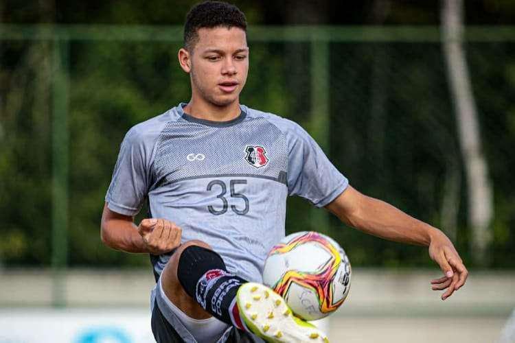 Felipe Simplcio (meia) - Cabeleira, como ficou conhecido, teve apenas um jogo no time profissional, ainda no Pernambucano. Integrado aos elencos de base, ele no vem sendo convocado para os jogos