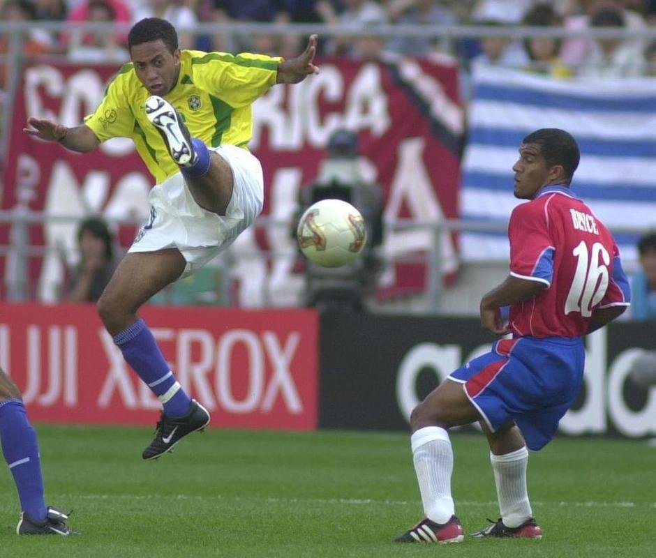 Junior fez um jogo na Copa do Mundo de 2002. Na goleada por 5 a 2 sobre a Costa Rica, ele marcou um gol.