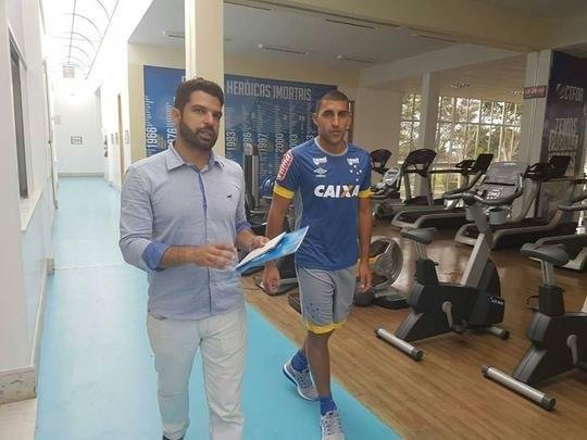 Reforo para o ataque do Cruzeiro, argentino Ramn bila chegou a Belo Horizonte nesta segunda-feira para realizar exames mdicos e assinar contrato. Jogador conheceu dependncias da Toca da Raposa II e teve o primeiro contato com o tcnico Paulo Bento (fotos: Cruzeiro/Divulgao)