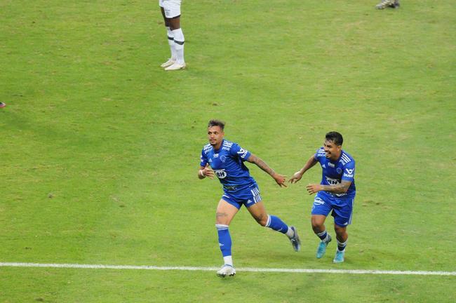 Fotos do segundo gol do Cruzeiro sobre o Sport, no Mineiro, marcado por Daniel Jnior: 2 a 1