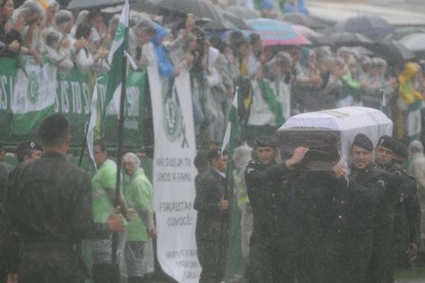 Chegada dos corpos  Arena emocionou a todos. Foi o reencontro dos heris com suas famlias