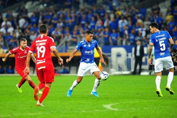 Fotos do primeiro tempo do duelo entre Cruzeiro e Internacional, no Mineiro, pela semifinal da Copa do Brasil