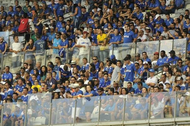 Torcedores do Cruzeiro compareceram em grande nmero ao Mineiro na semifinal contra o Tupi