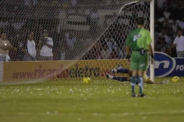 As duas equipes iniciavam a deciso do ttulo mineiro sob certo equilbrio %u2013 a Raposa tinha a vantagem de igualdade em pontos e saldo de gols. O primeiro tempo terminou sem gols, e o Galo, do tcnico Levir Culpi, abriu o placar com der Lus no primeiro minuto da etapa final. Danilinho fez o segundo aos 36min, e Marcinho, o terceiro, aos 46min. Enquanto o goleiro Fbio ainda reclamava de irregularidade nesse gol, de costas para o campo, Vanderlei fechou o placar, praticamente garantindo o ttulo.